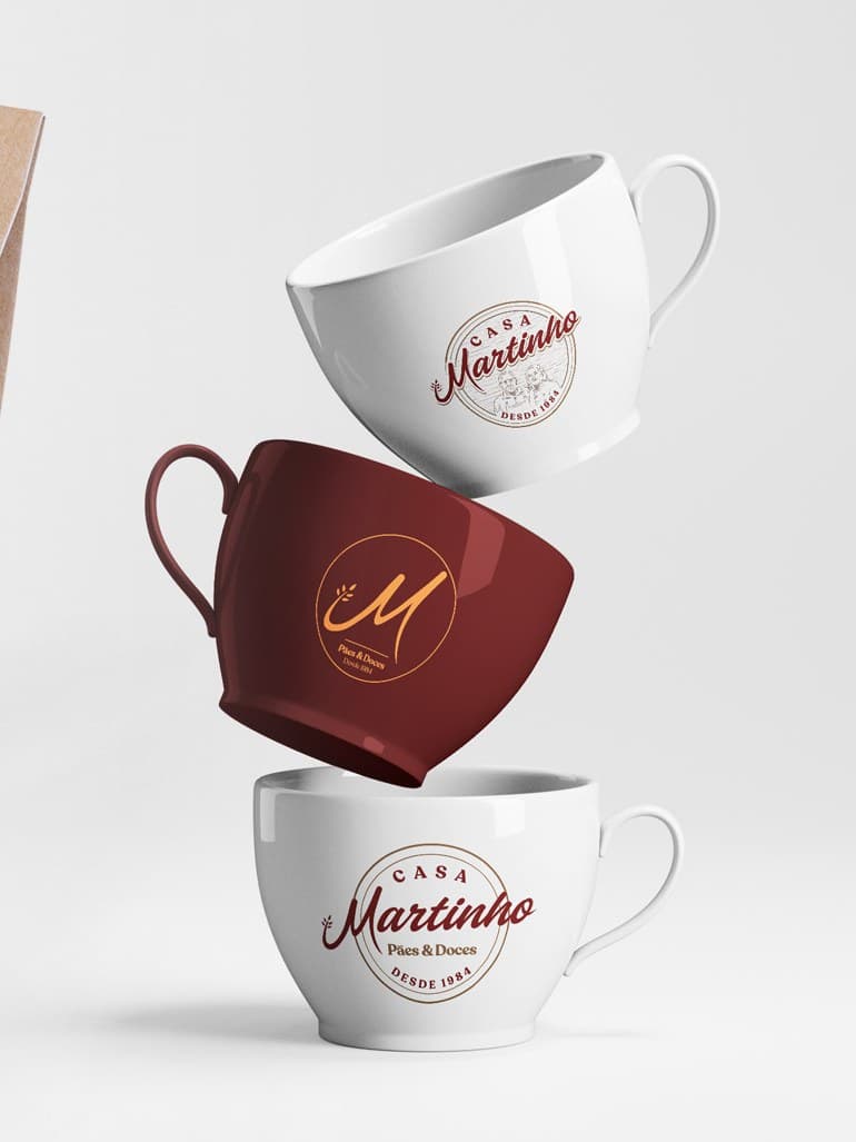 Xícaras da Casa Martinho com o logotipo e o símbolo M aplicados